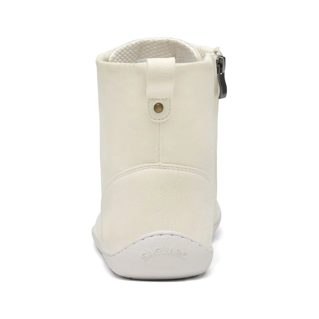 Vista posterior de la bota beige mostrando el diseño sin contrafuerte y tirador de talón.