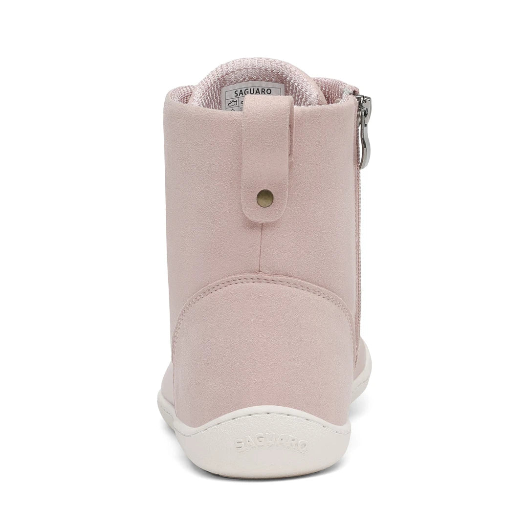 Vista posterior que confirma la ausencia de tacón para una postura natural.