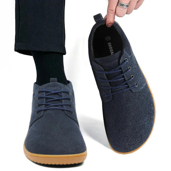 Persona usando Saguaro Dream I azul caminando con pisada natural barefoot.