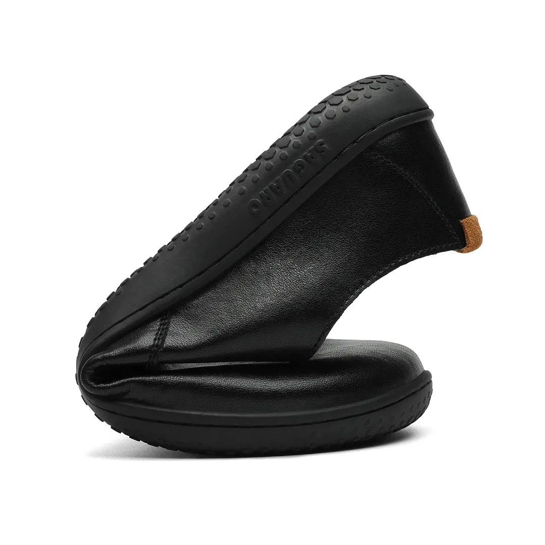 zapato barefoot saguaro negro doblado mostrando flexibilidad completa