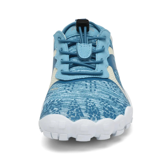 Zapatilla Saguaro Fast I celeste vista frontal destacando puntera ancha.