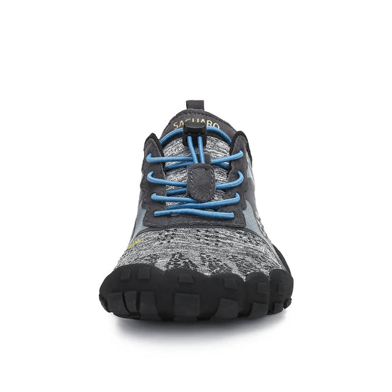 Zapatilla Saguaro Fast I gris vista frontal mostrando puntera ancha barefoot.