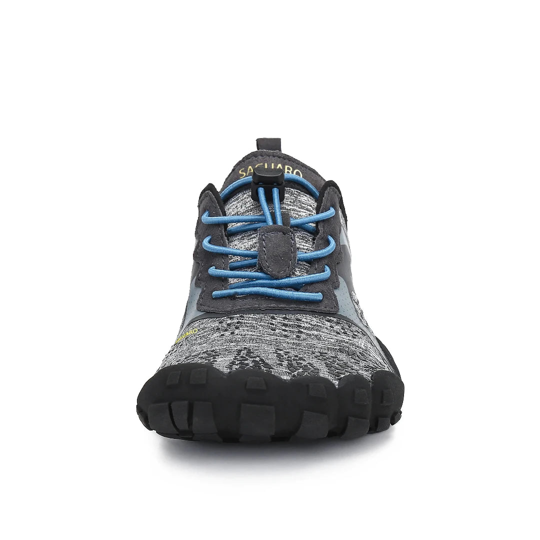 Zapatilla Saguaro Fast I gris vista frontal mostrando puntera ancha barefoot.