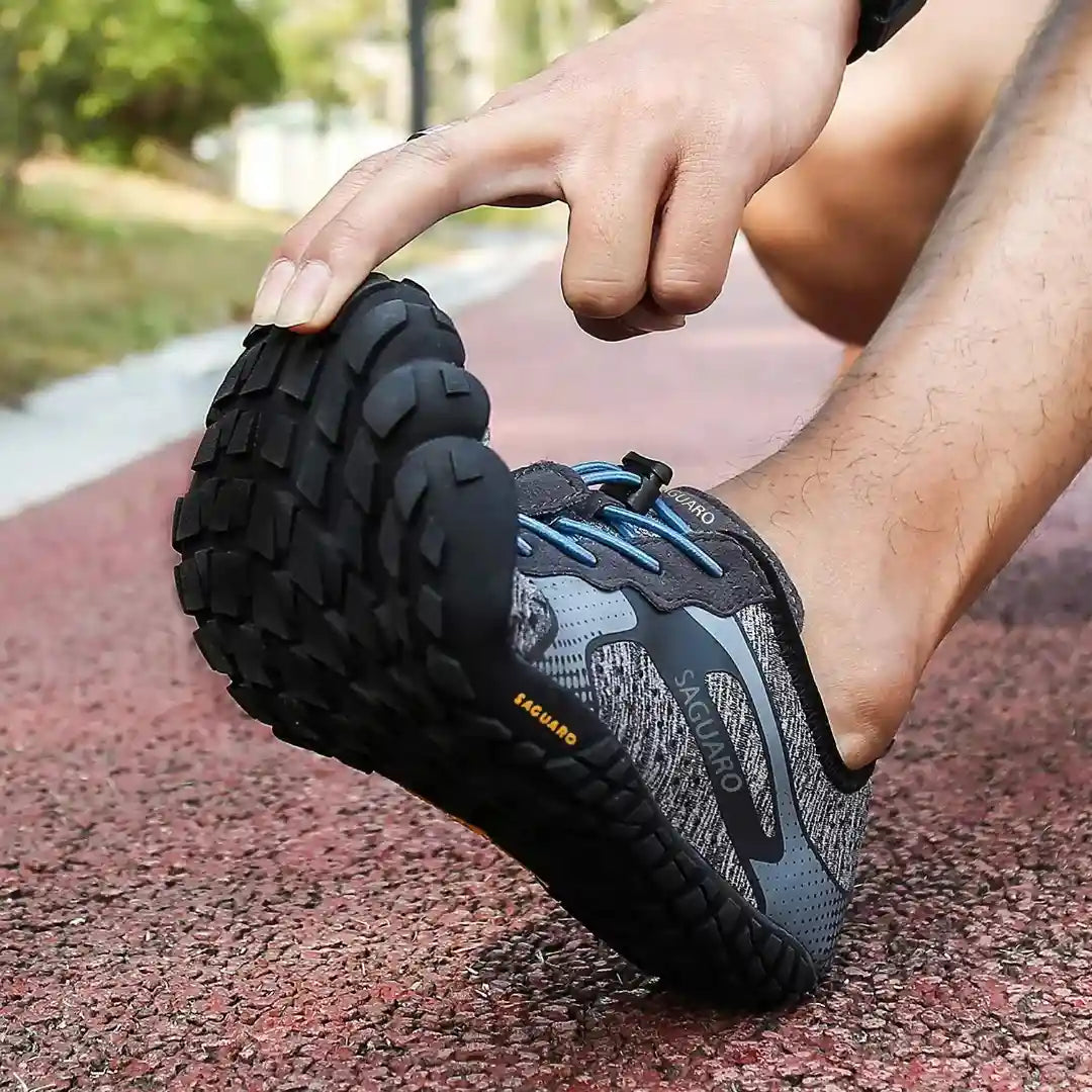 Zapatillas Saguaro Fast I gris en uso real durante actividad deportiva.