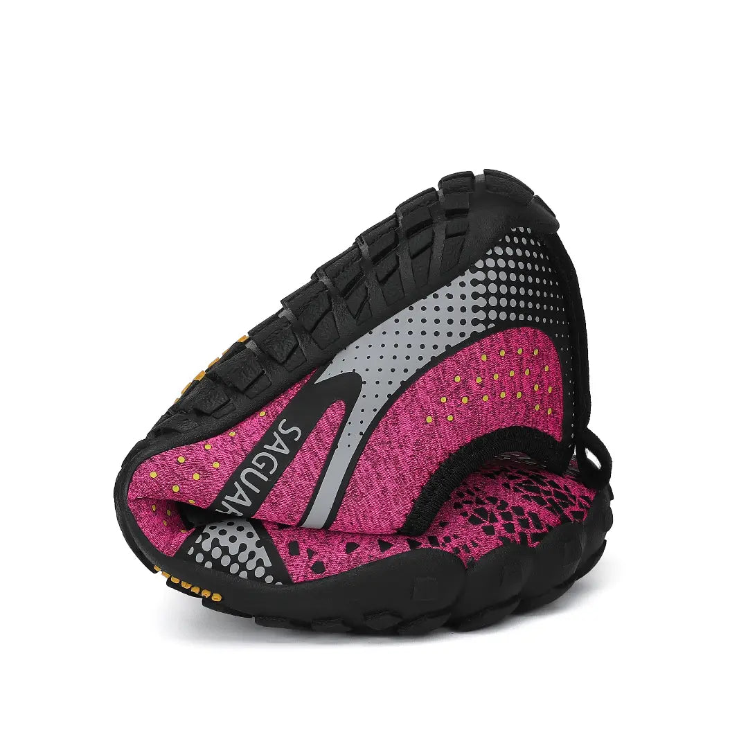 Zapatilla Saguaro Fast I rosa doblada demostrando flexibilidad natural.