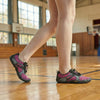 Mujer usando zapatillas barefoot Saguaro Fast I rosa 