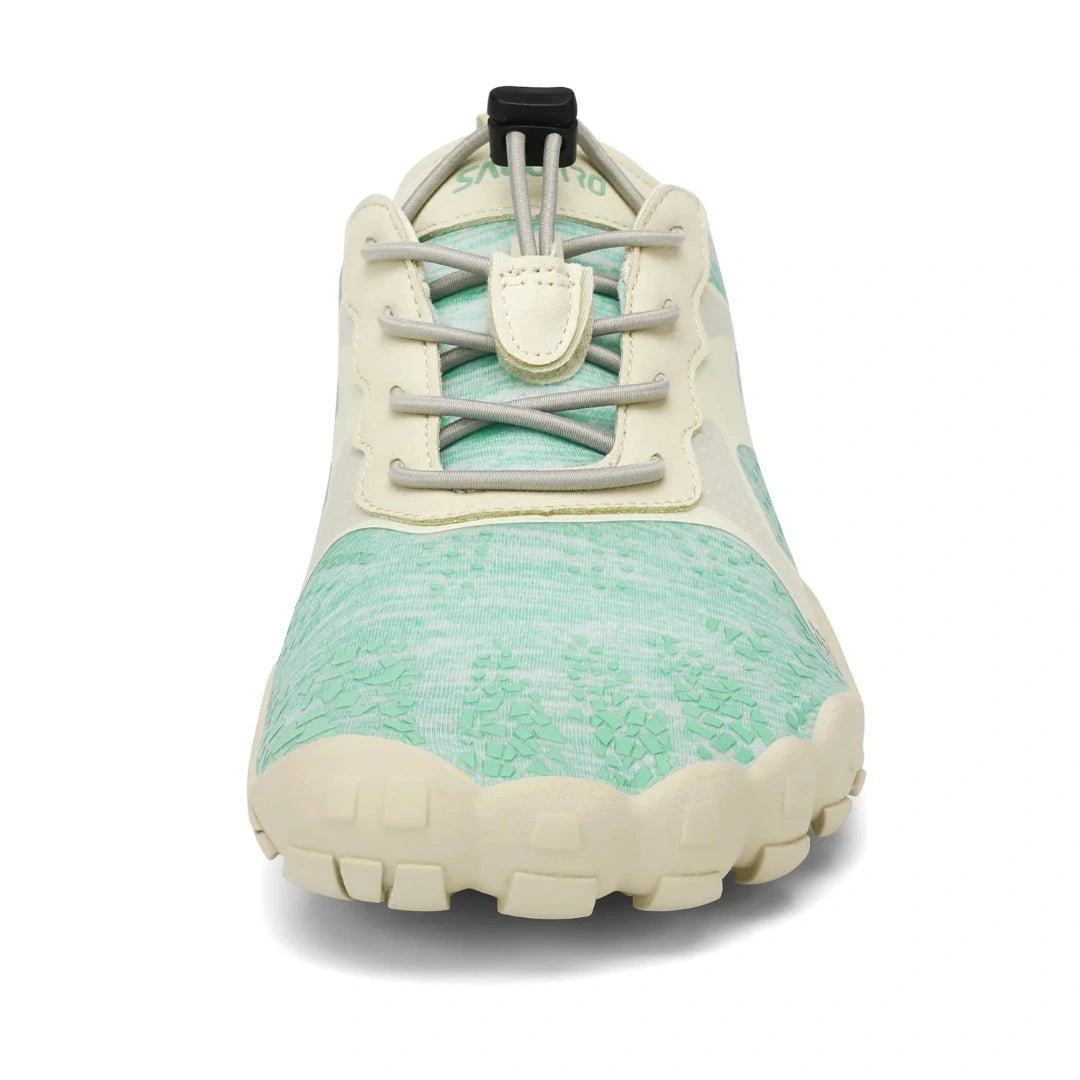 Zapatilla Saguaro Fast I turquesa vista frontal con puntera ancha ergonómica.