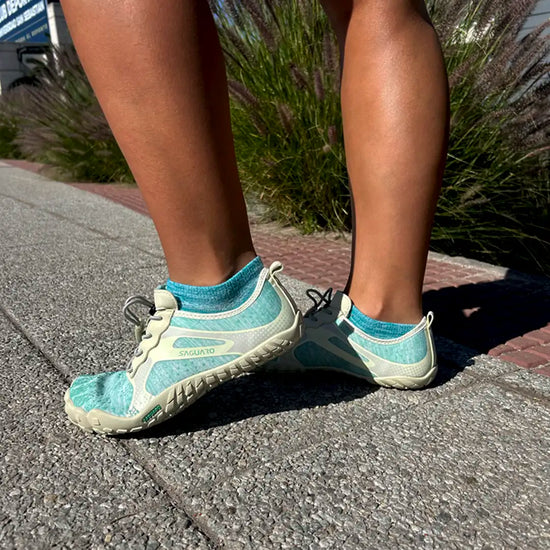 Zapatillas Saguaro Fast I turquesa en uso real al aire libre.