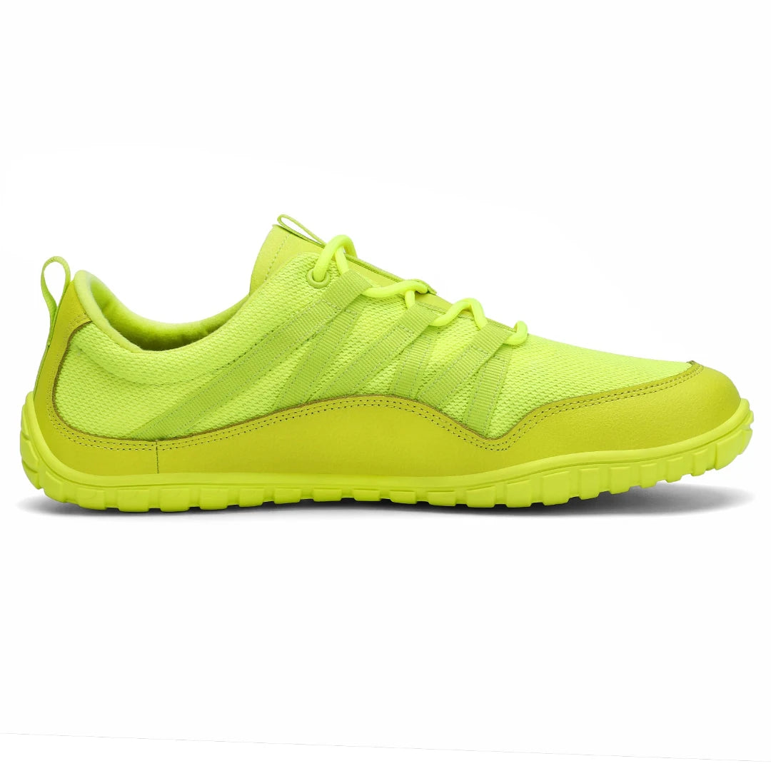 Vista lateral de zapatilla verde flúor resaltando la suela zero drop y ligereza.