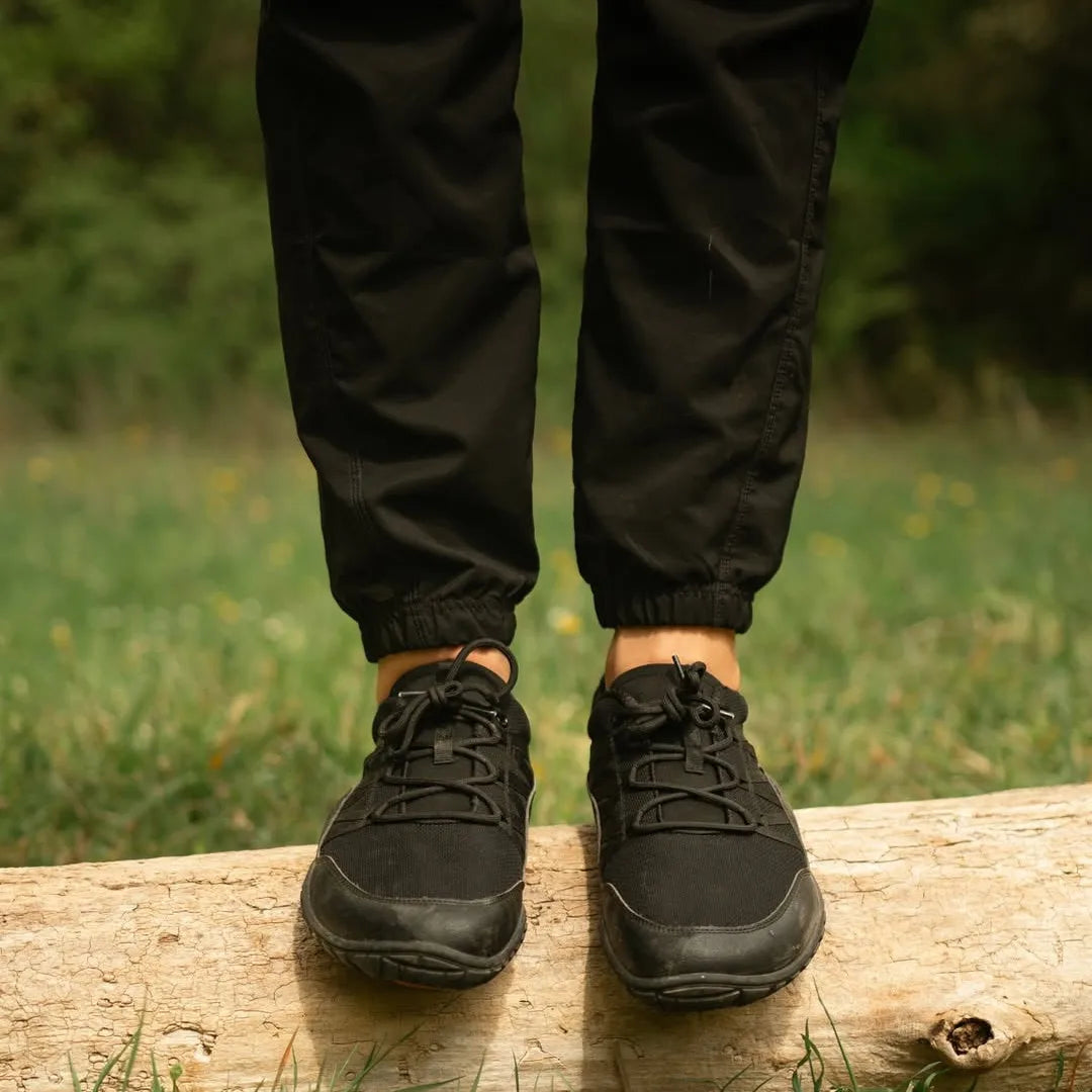 Persona con Forestep negras en el bosque 