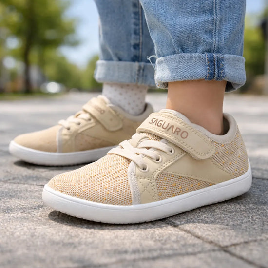 Zapato casual color beige con diseño barefoot para un desarrollo podal sano.