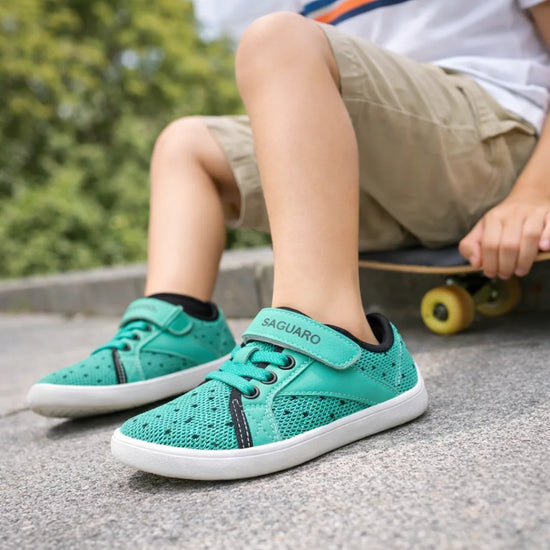 Zapatillas verdes para niño ideales para el skate y juegos al aire libre.