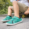 Zapatillas verdes para niño ideales para el skate y juegos al aire libre.