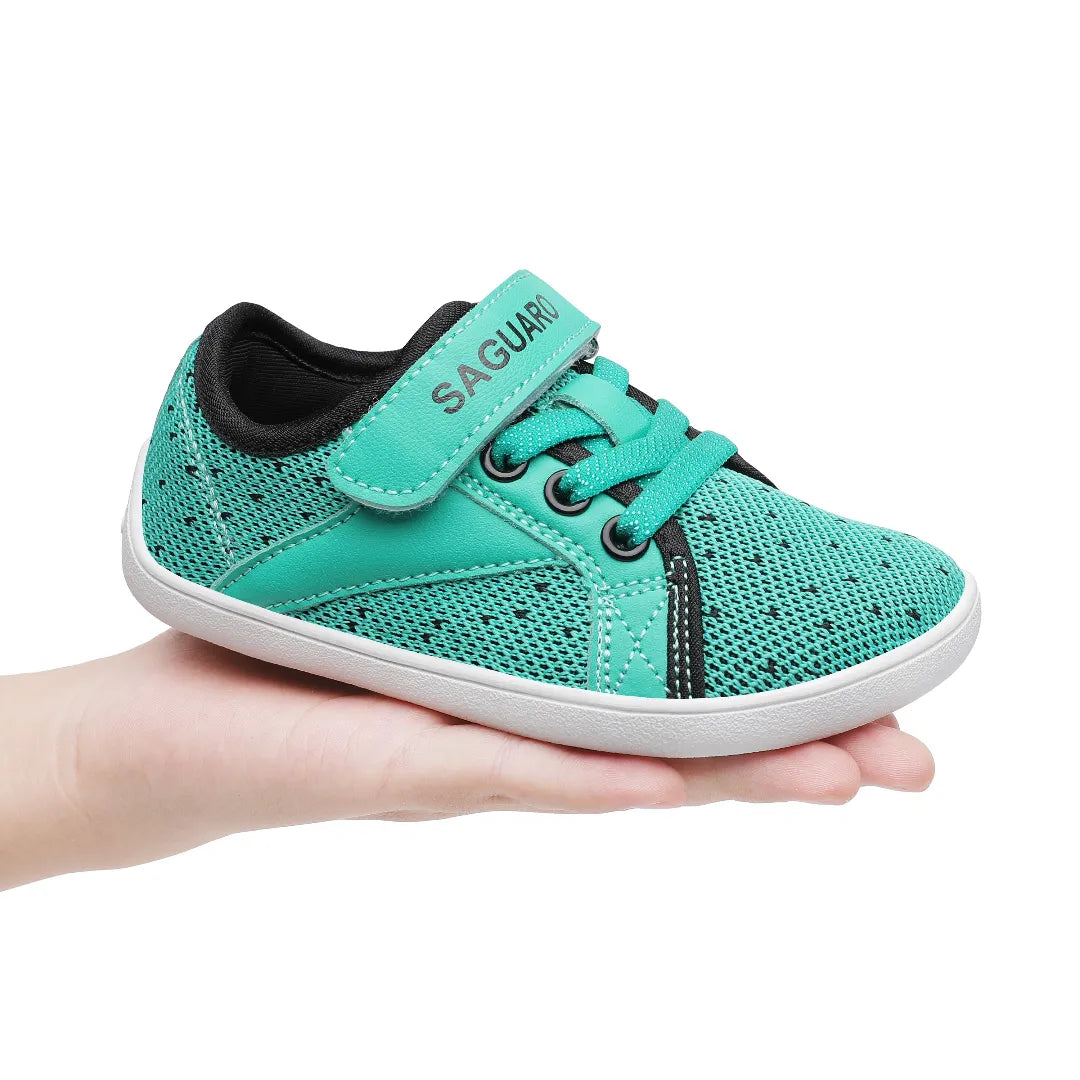 Zapatilla minimalista verde infantil, flexible y fácil de calzar.