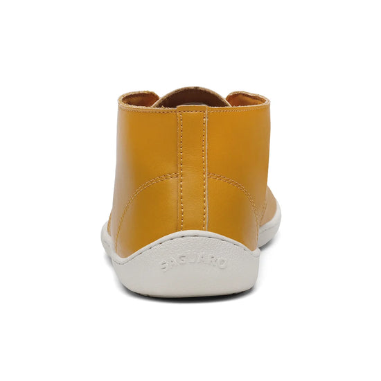 Vista posterior que muestra la suela totalmente plana sin elevación en el talón.