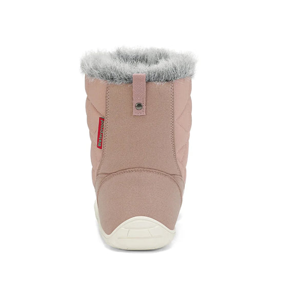 Vista posterior de la bota rosa mostrando el tejido resistente y tirador de talón.