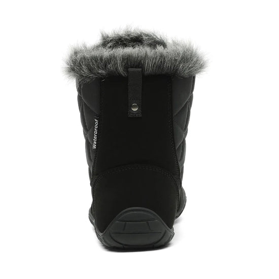 Vista posterior de bota negra mostrando el material impermeable y logo de marca.