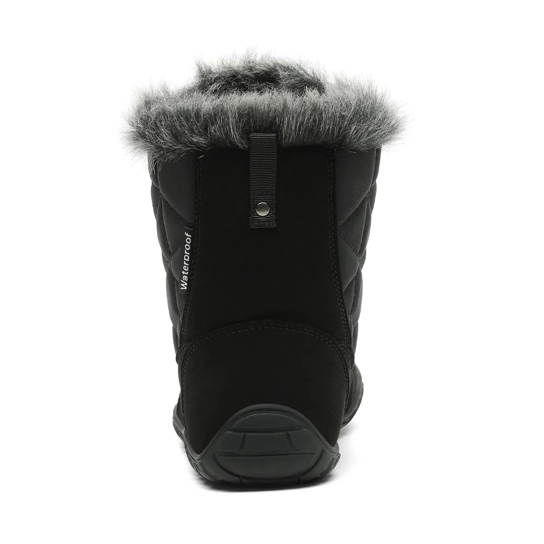 Vista posterior de bota negra mostrando el material impermeable y logo de marca.