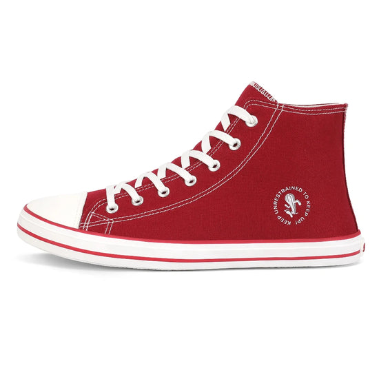 Vista lateral de zapatilla Saguaro Roam I roja con logo y cordones blancos.