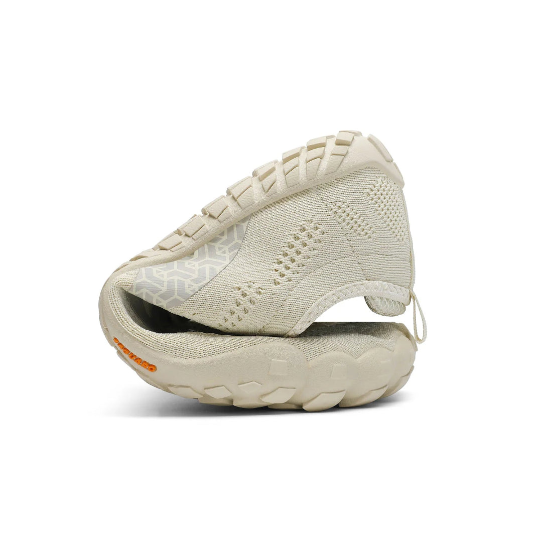 Zapatilla Saguaro Smart I beige doblada mostrando flexibilidad.