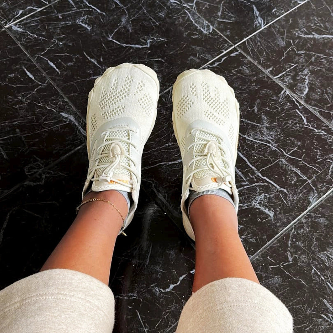 Persona usando zapatillas Saguaro Smart I beige. 