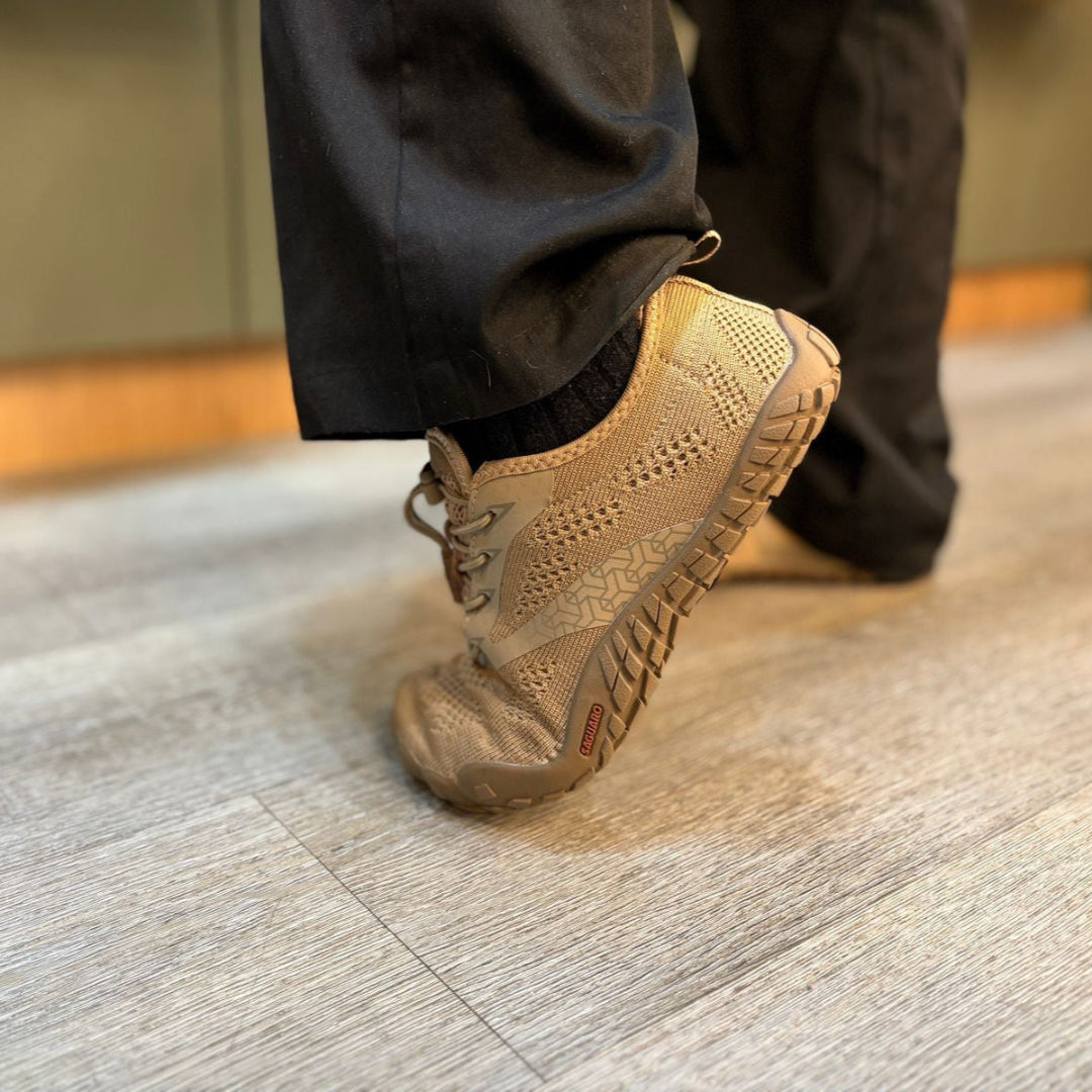 Zapatillas Saguaro Smart I café en uso durante actividad.