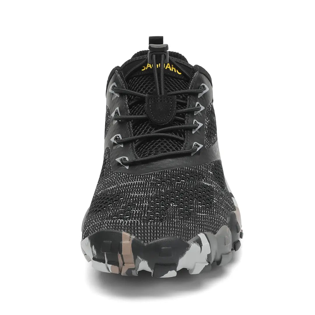 Zapatilla Saguaro Smart II negra vista frontal con puntera ancha.