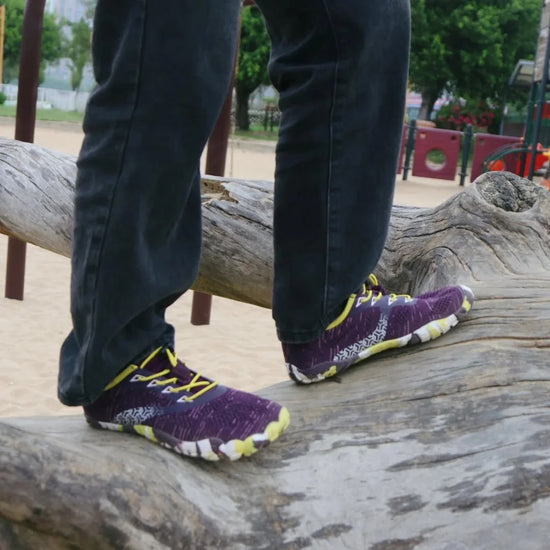 Persona usando Saguaro Smart II púrpura caminando sobre madera.