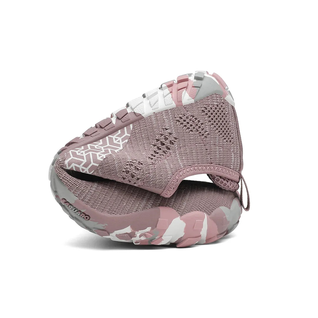 Zapatilla Smart II rosa coral doblada mostrando flexibilidad barefoot.