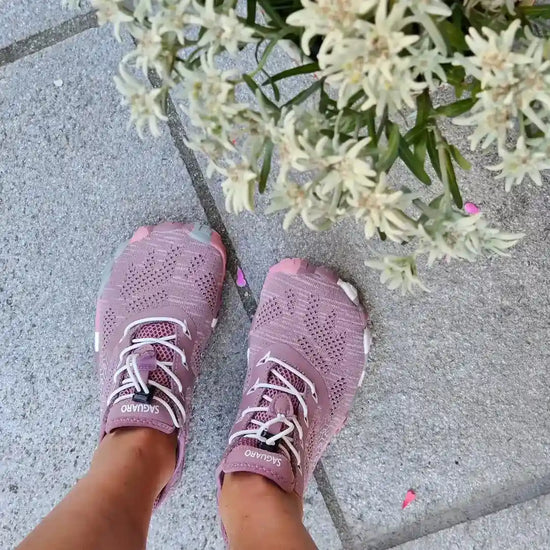 Persona usando Saguaro Smart II rosa coral caminando naturalmente.