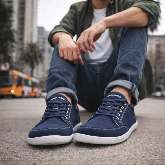 Hombre sentado usando Saguaro Stellar II azul en la vía publica 