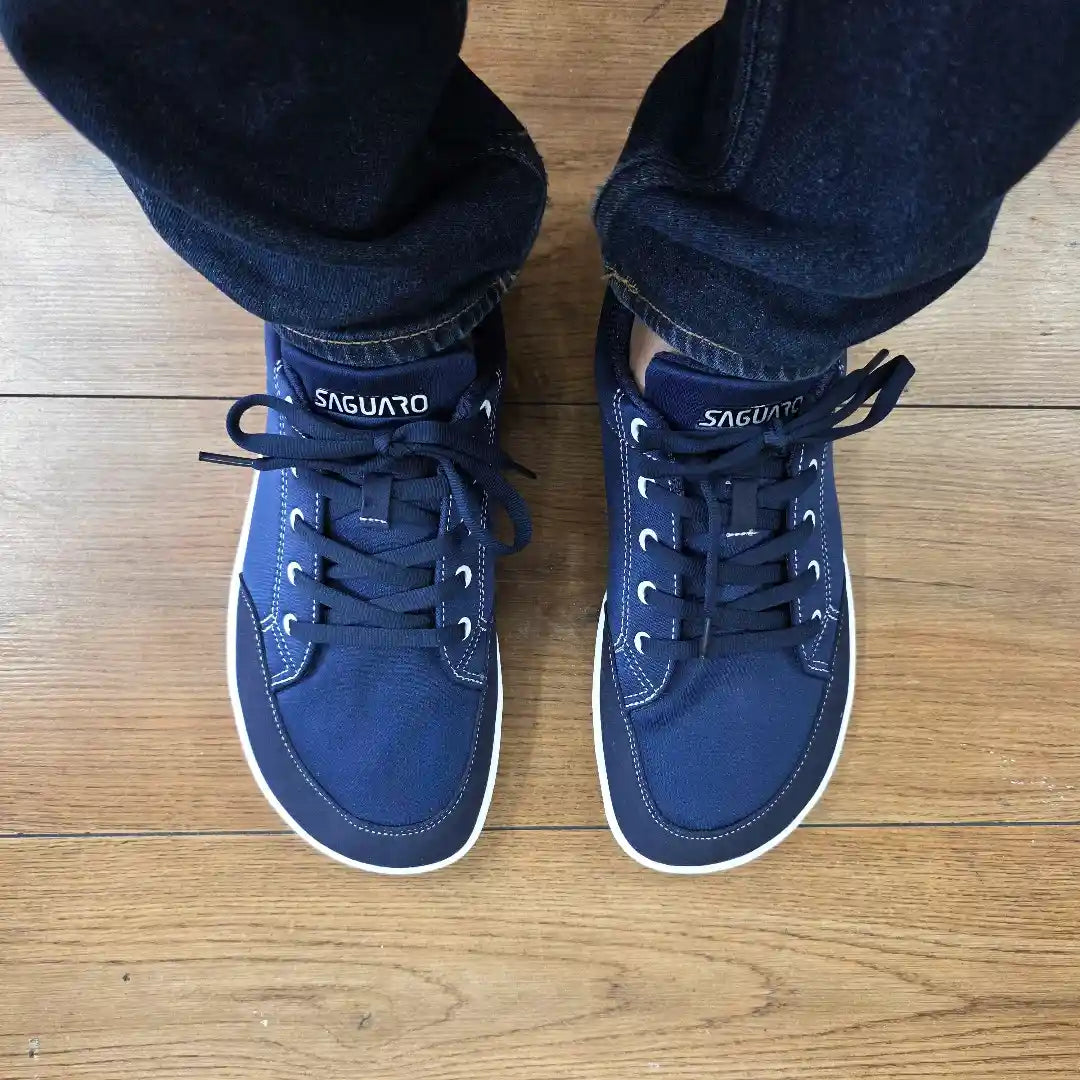 Persona usando Saguaro Stellar II azul de pie mostrando estilo casual barefoot.