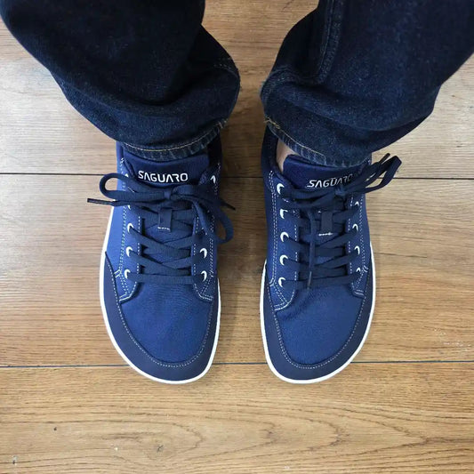 Persona usando Saguaro Stellar II azul de pie mostrando estilo casual barefoot.