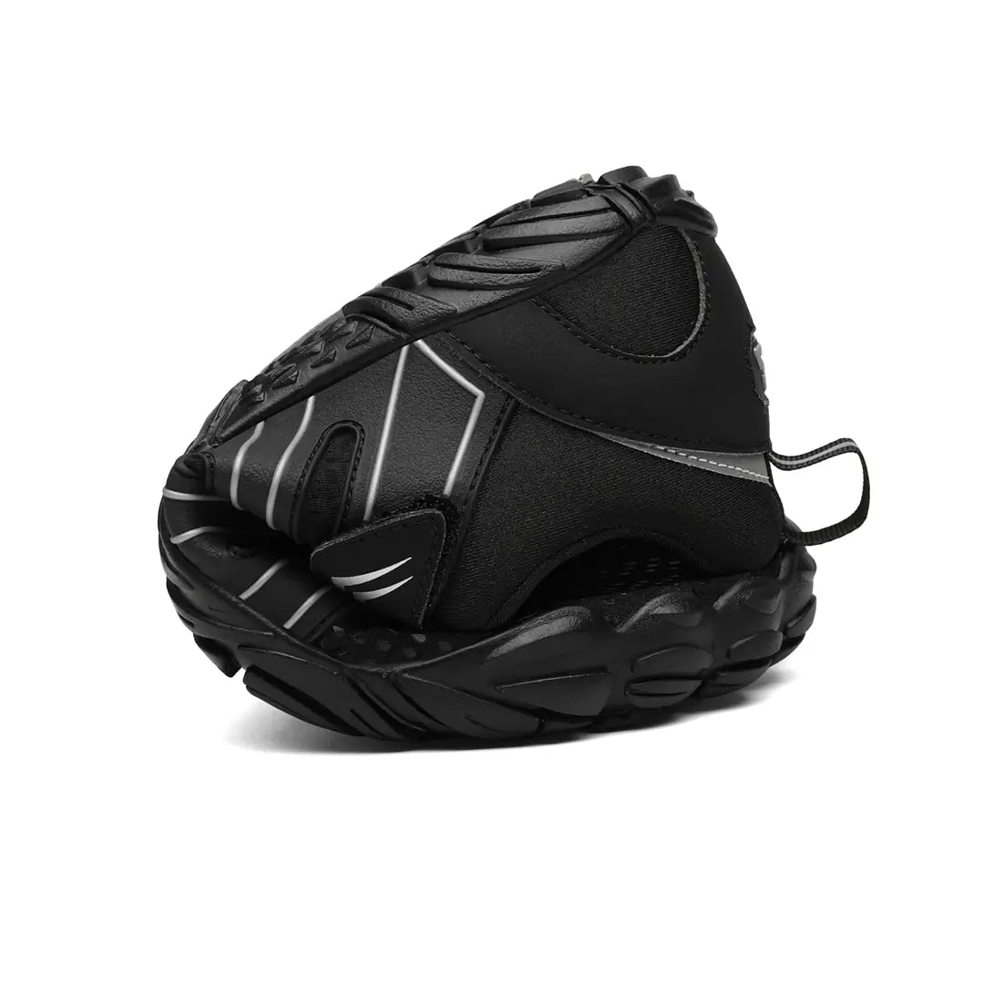 Zapatilla Saguaro Vigor II negra doblada mostrando flexibilidad barefoot.