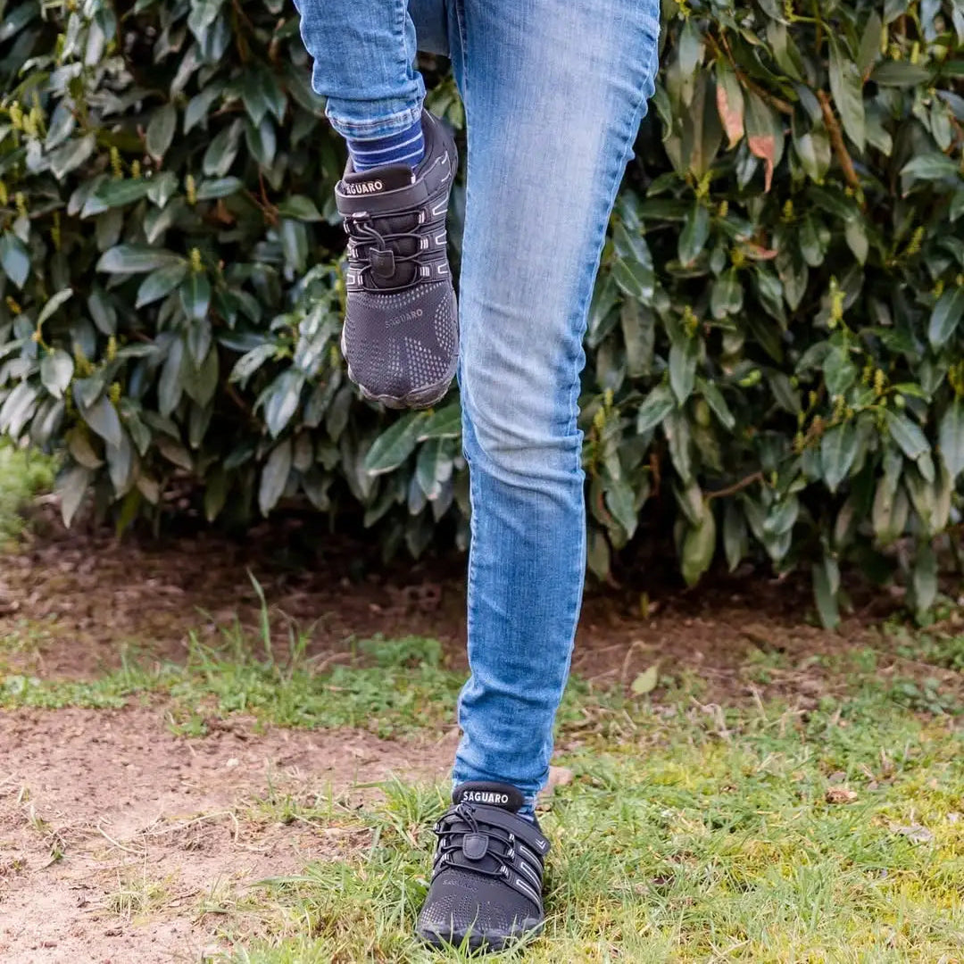 Zapatillas Saguaro Vigor II negras en uso durante actividad física.