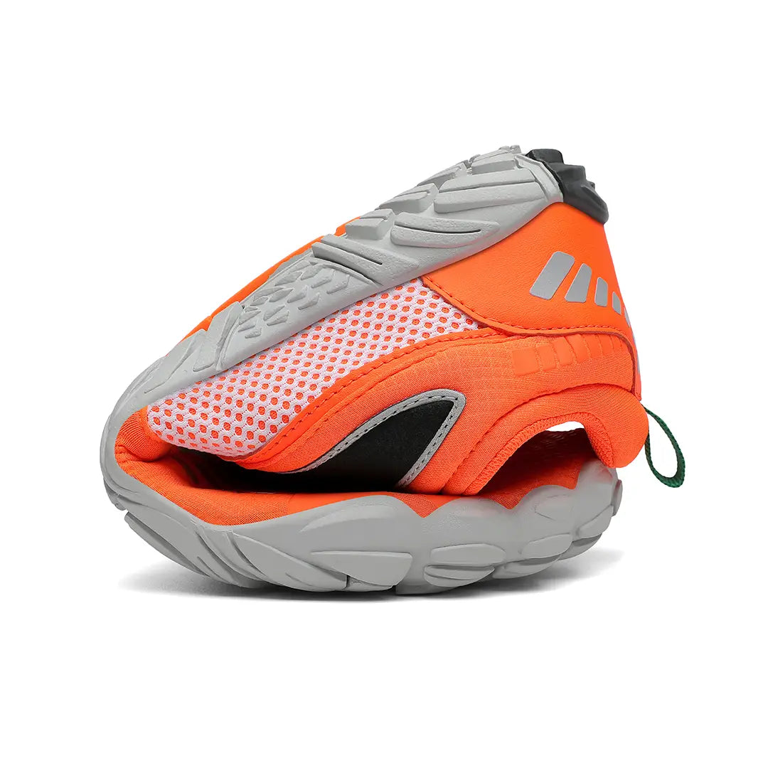 Zapatilla barefoot Saguaro Vitality II naranja doblada demostrando flexibilidad total minimalista.
