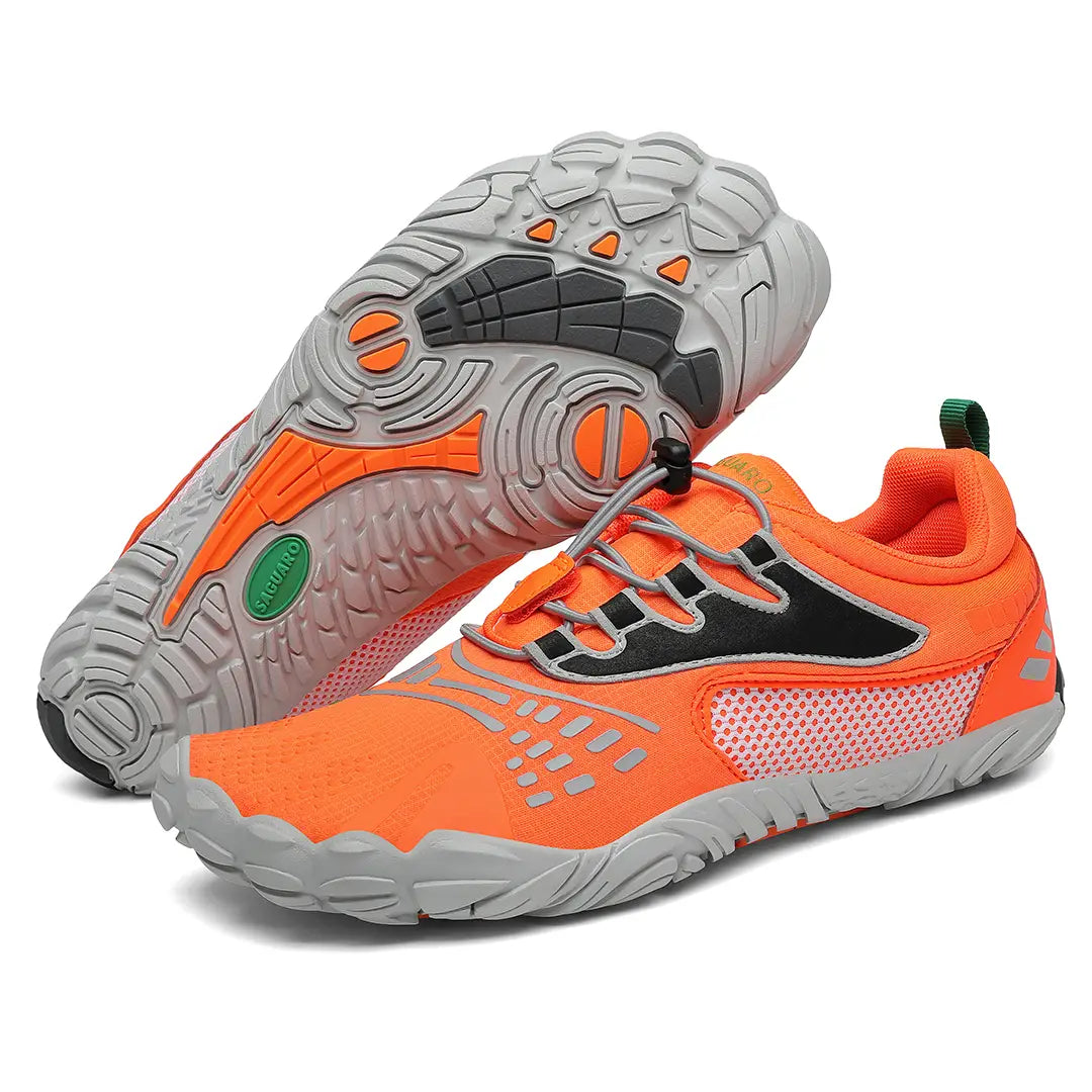 Par de zapatillas Saguaro Vitality II naranja vista diagonal y suela. 