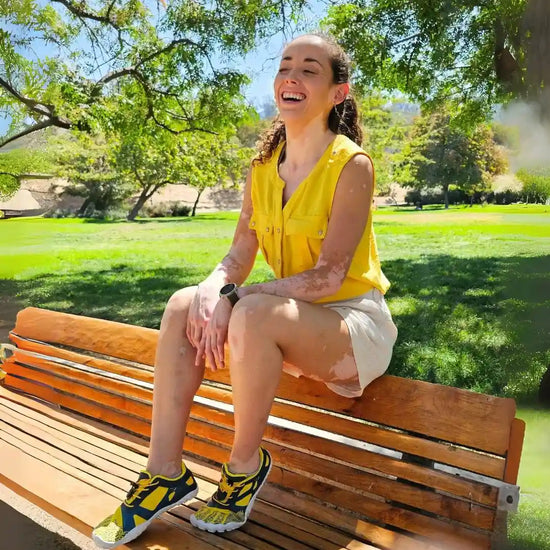 Zapatillas Saguaro Vitality III amarillas en uso durante actividad al aire libre