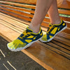 Persona usando zapatillas Saguaro Vitality III amarillas en exterior