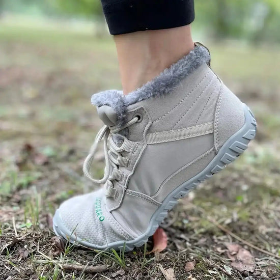 Persona usando Saguaro Will I gris claro caminando en exterior frío.