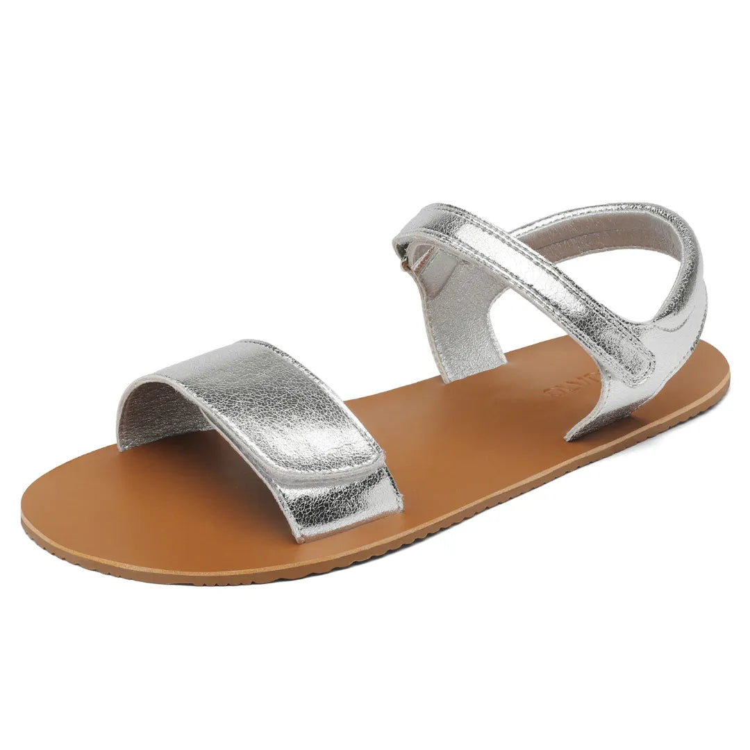 Sandalia barefoot Saguaro Glow I en color plateado metalizado con doble ajuste de velcro.