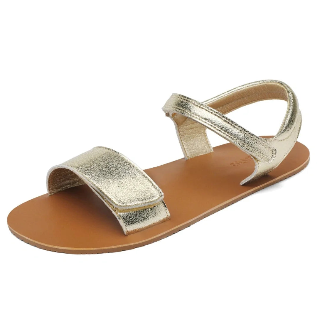 Sandalia barefoot Saguaro Glow I en color dorado metalizado con suela plana respetuosa.