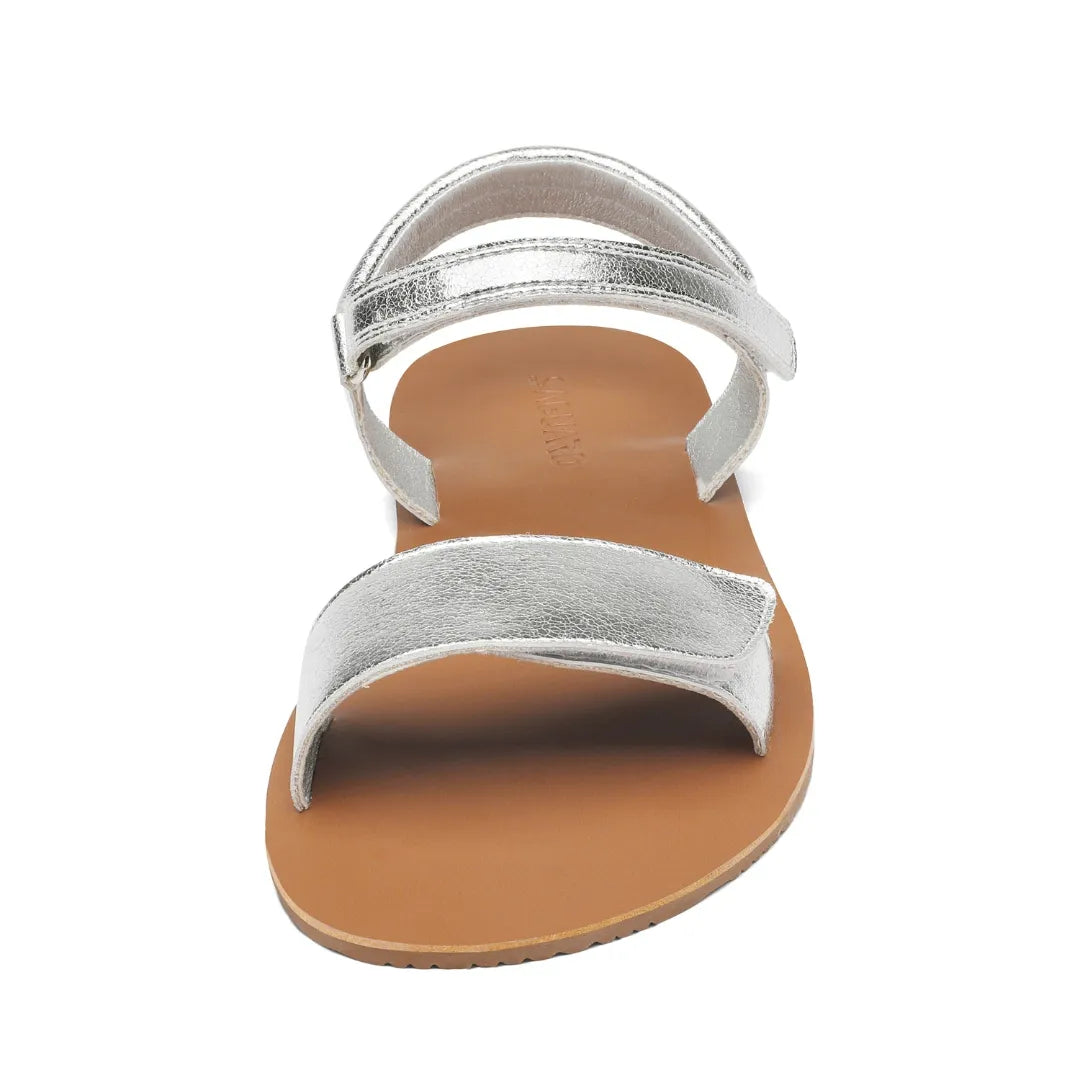 Vista frontal de la sandalia Glow I plateada con amplio espacio para el libre movimiento de dedos.