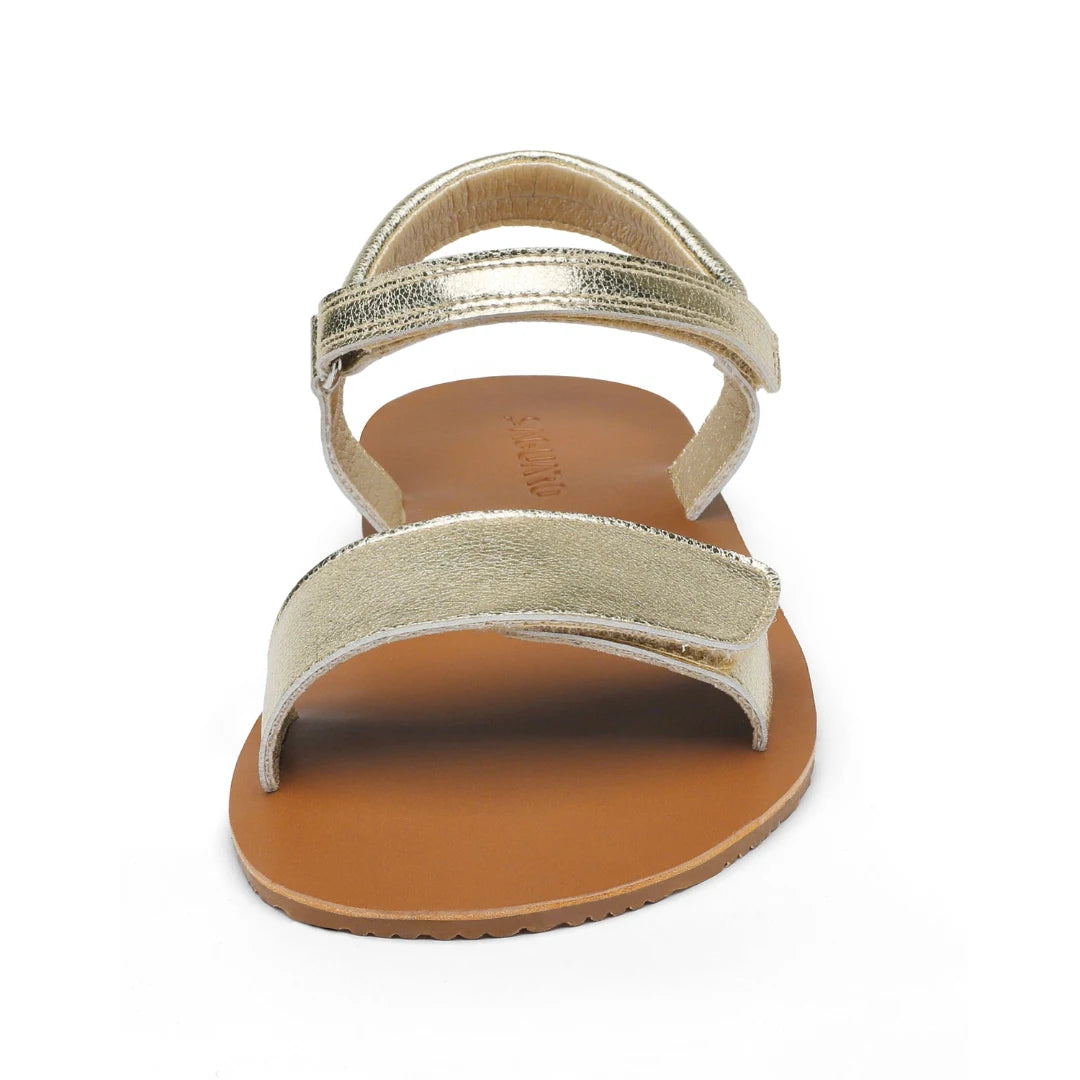 Vista frontal de la sandalia Glow I dorada con espacio libre para el movimiento de dedos.