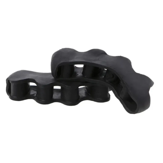 Accesorio de silicona negra para alinear dedos, ideal para rehabilitación.