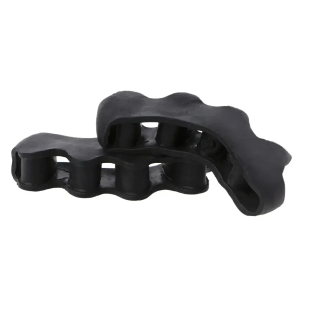 Accesorio de silicona negra para alinear dedos, ideal para rehabilitación.