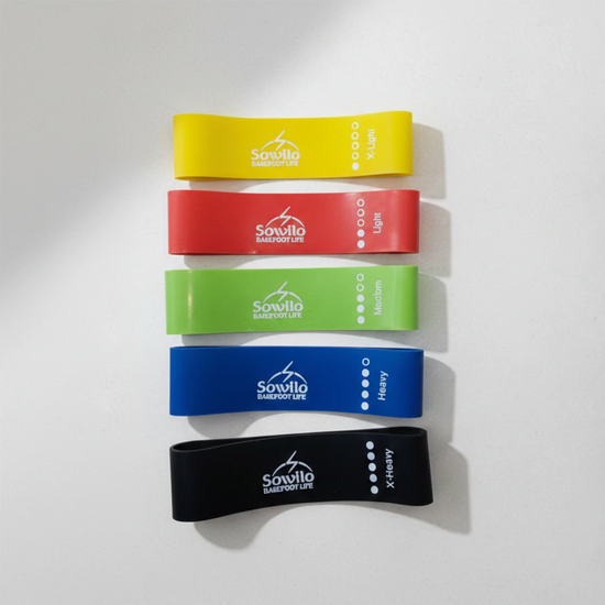 Cinco niveles de resistencia en bandas elásticas para una transición segura a zapatos barefoot.