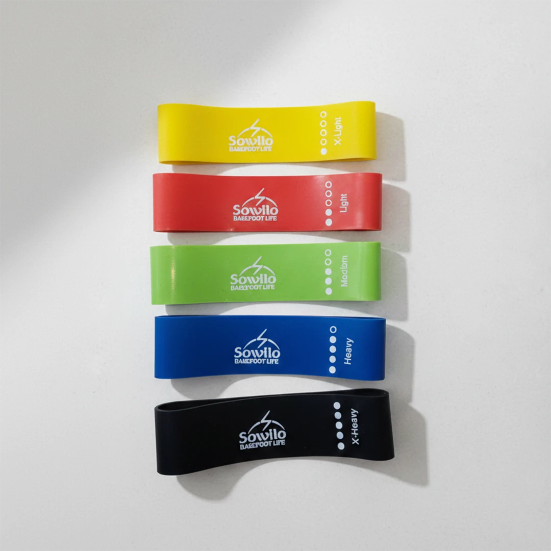 Cinco niveles de resistencia en bandas elásticas para una transición segura a zapatos barefoot.