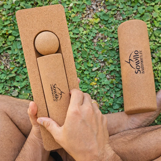 BalanceRoller y pelota de corcho en su estuche ergonómico para transporte y salud del pie.