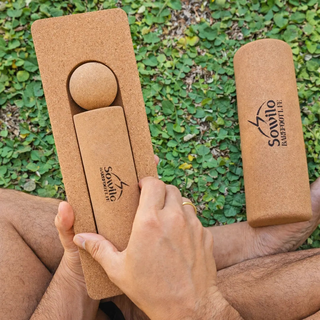 BalanceRoller y pelota de corcho en su estuche ergonómico para transporte y salud del pie.